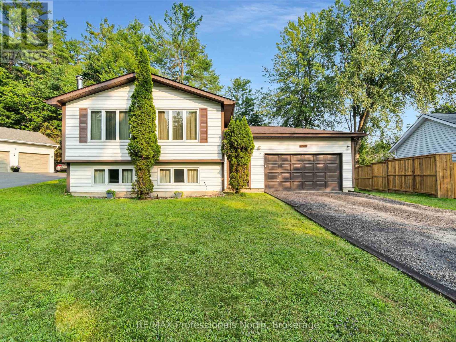 14 Duke Street, Muskoka Lakes, Ontario  P0B 1J0 - Photo 3 - X12328502