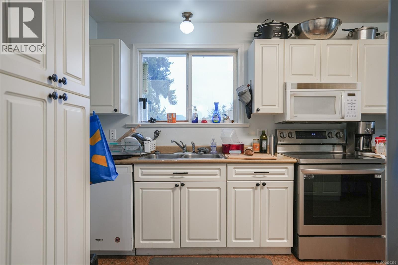 Property at 4594 Alwyn St image 2
