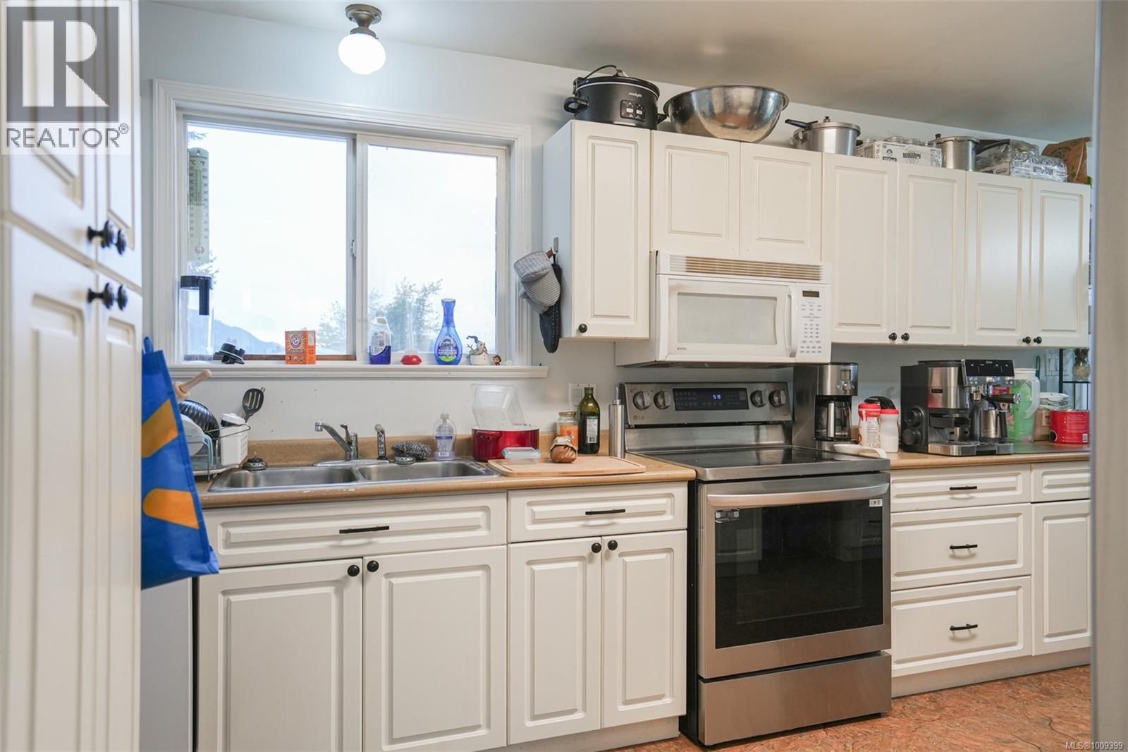 Property at 4594 Alwyn St image 3