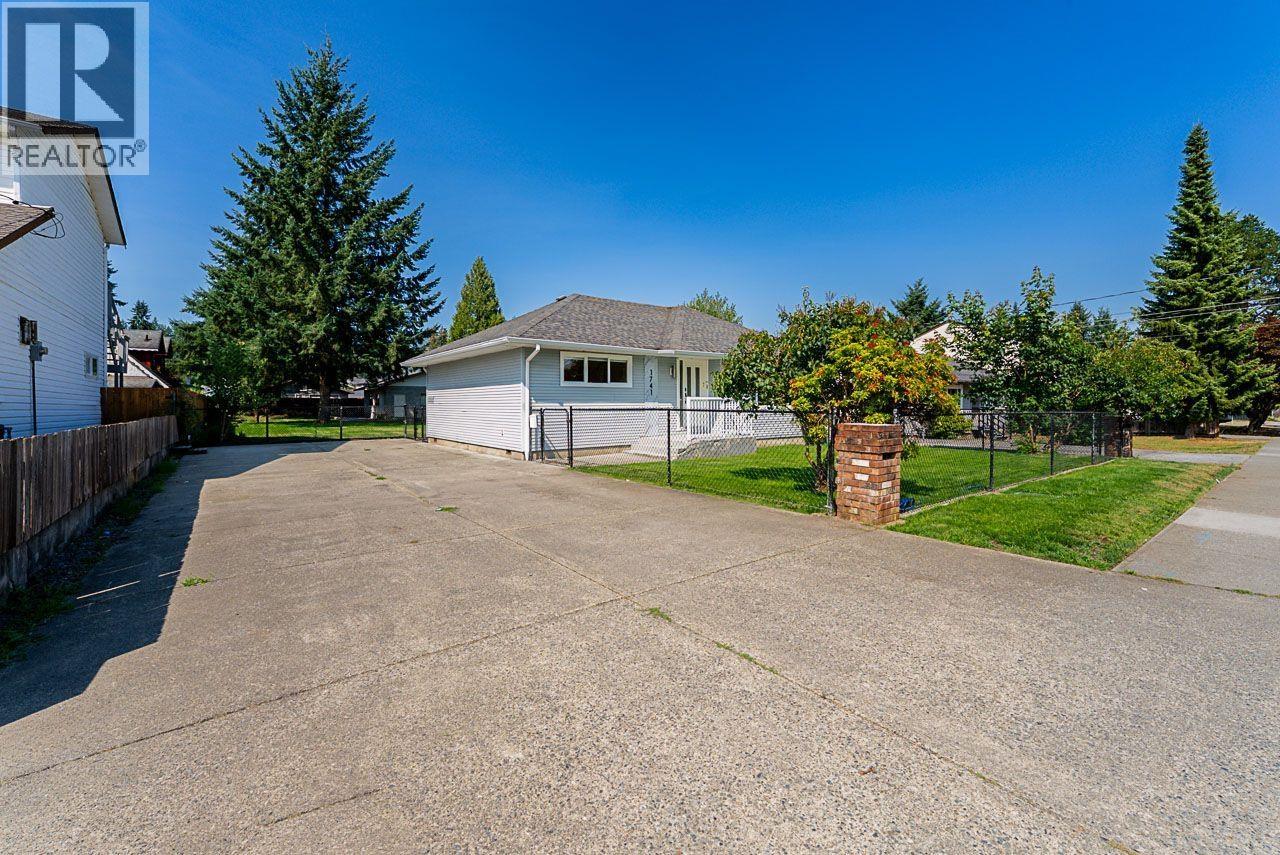 1741 Salisbury Avenue, Port Coquitlam, British Columbia  V3B 1X6 - Photo 3 - R3034063