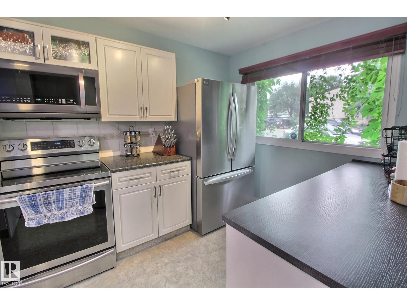 Property at 49 ROYAL RD NW image 3