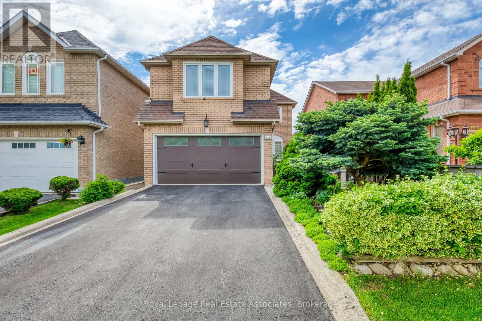 516 Ravenstone Court, Mississauga, Ontario  L5R 3J4 - Photo 3 - W12328539