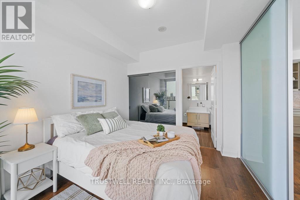 2410 - 1080 Bay Street, Toronto, Ontario  M5S 0A5 - Photo 16 - C12320489