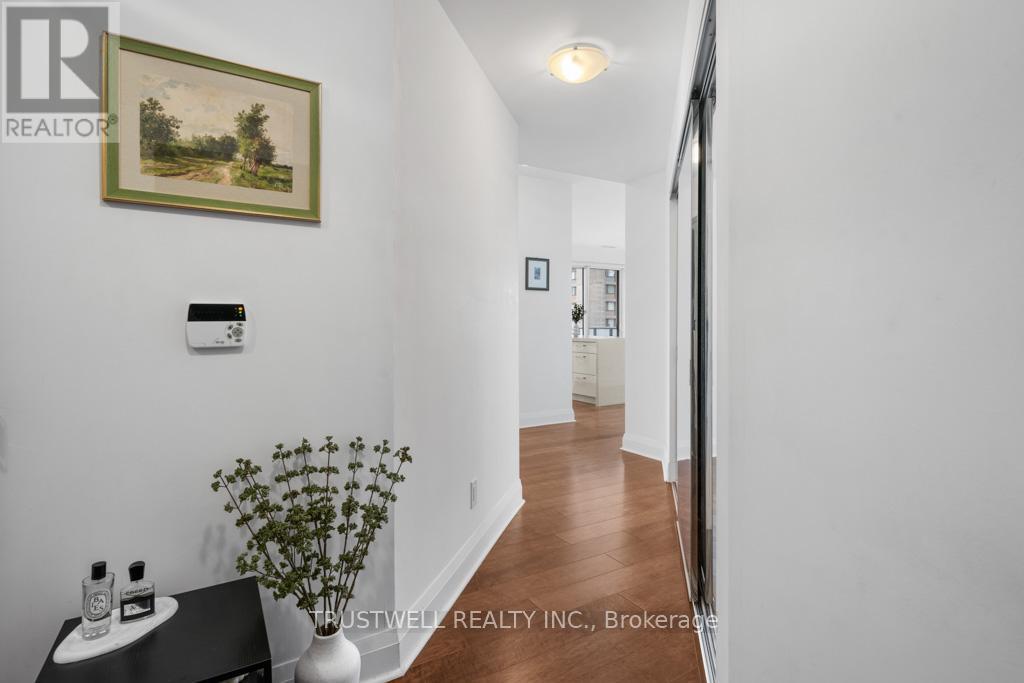 2410 - 1080 Bay Street, Toronto, Ontario  M5S 0A5 - Photo 3 - C12320489