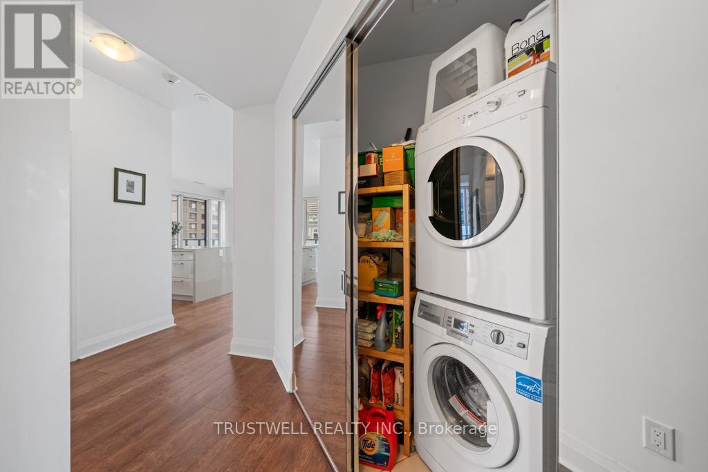 2410 - 1080 Bay Street, Toronto, Ontario  M5S 0A5 - Photo 4 - C12320489