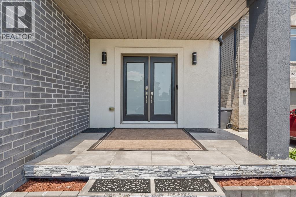 Property at 2964 MCROBBIE CRESCENT image 4
