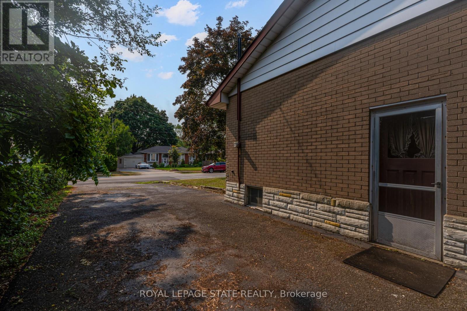 1191 Pinegrove Road, Oakville, Ontario  L6L 2W8 - Photo 6 - W12328720