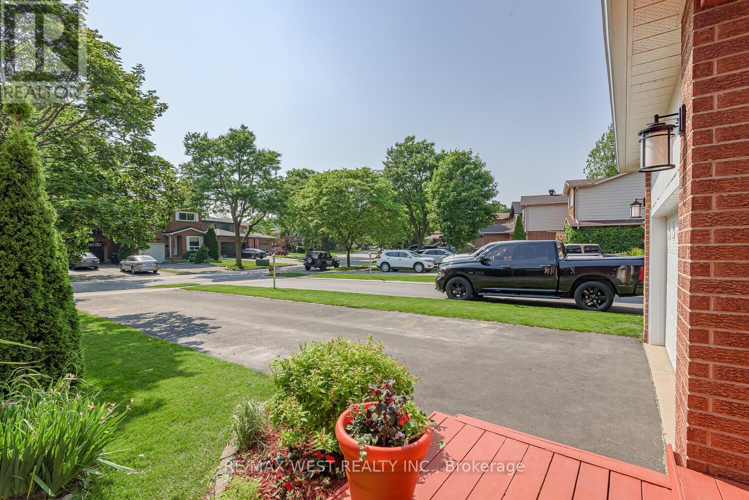90 Lakecrest Trail, Brampton (Heart Lake West), Ontario  L6Z 1S6 - Photo 4 - W12328818