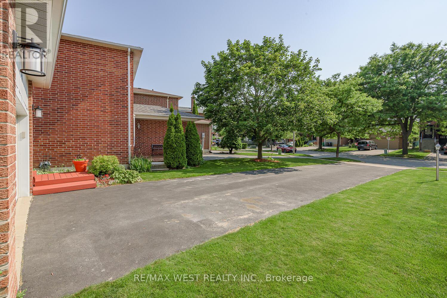 90 Lakecrest Trail, Brampton (Heart Lake West), Ontario  L6Z 1S6 - Photo 5 - W12328818