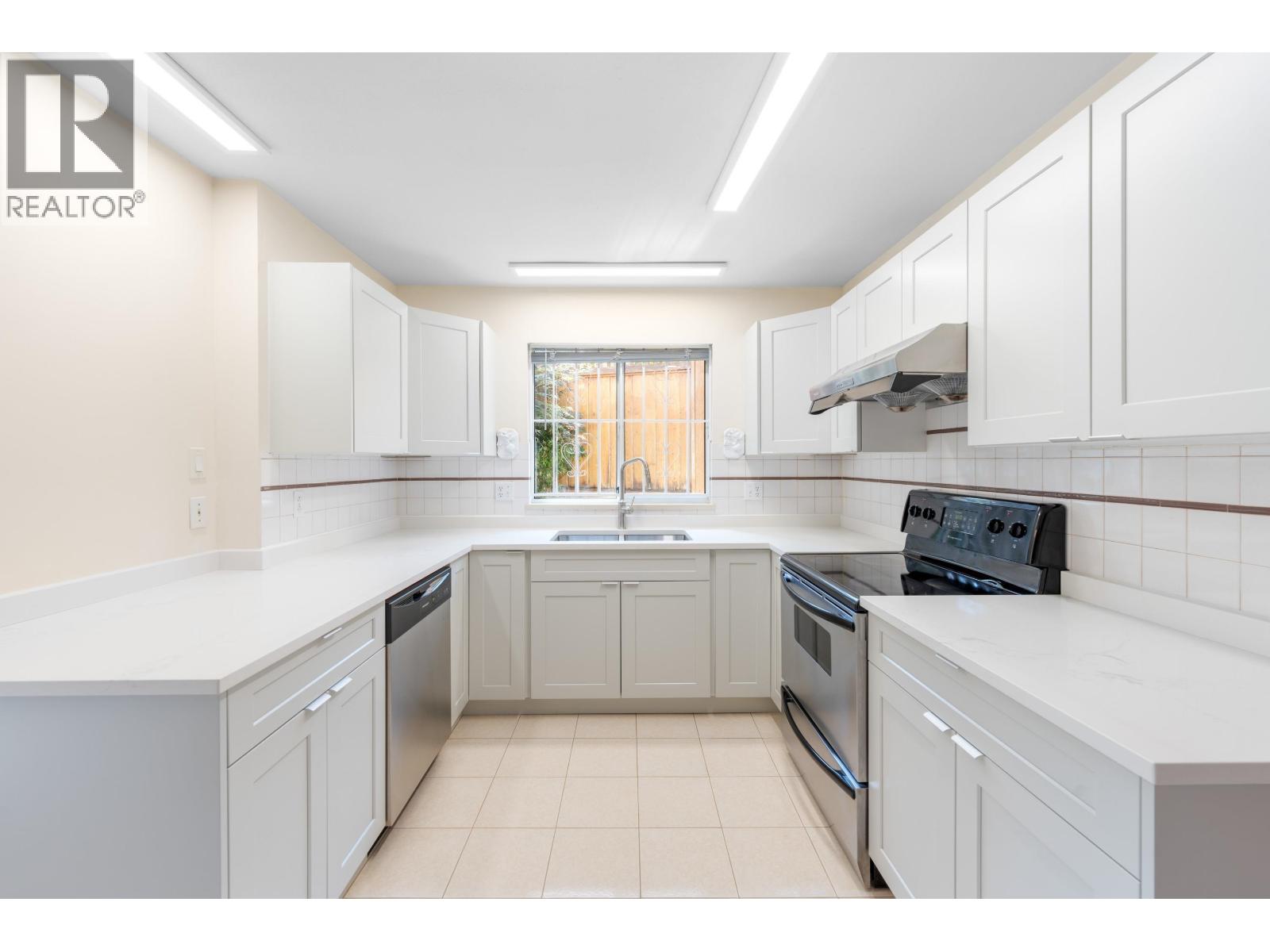 8948 Yarrow Place, Burnaby, British Columbia V3N 4W1 - Photo 10 - R3033435