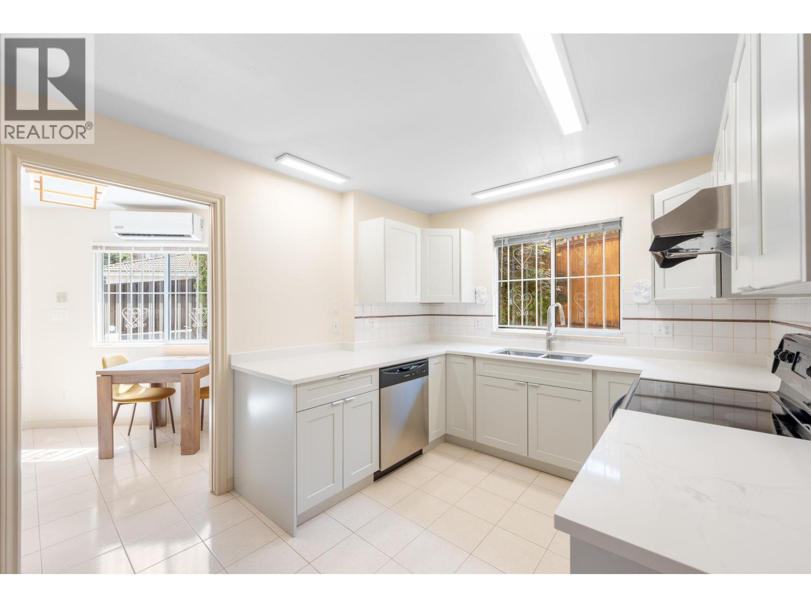 8948 Yarrow Place, Burnaby, British Columbia V3N 4W1 - Photo 9 - R3033435