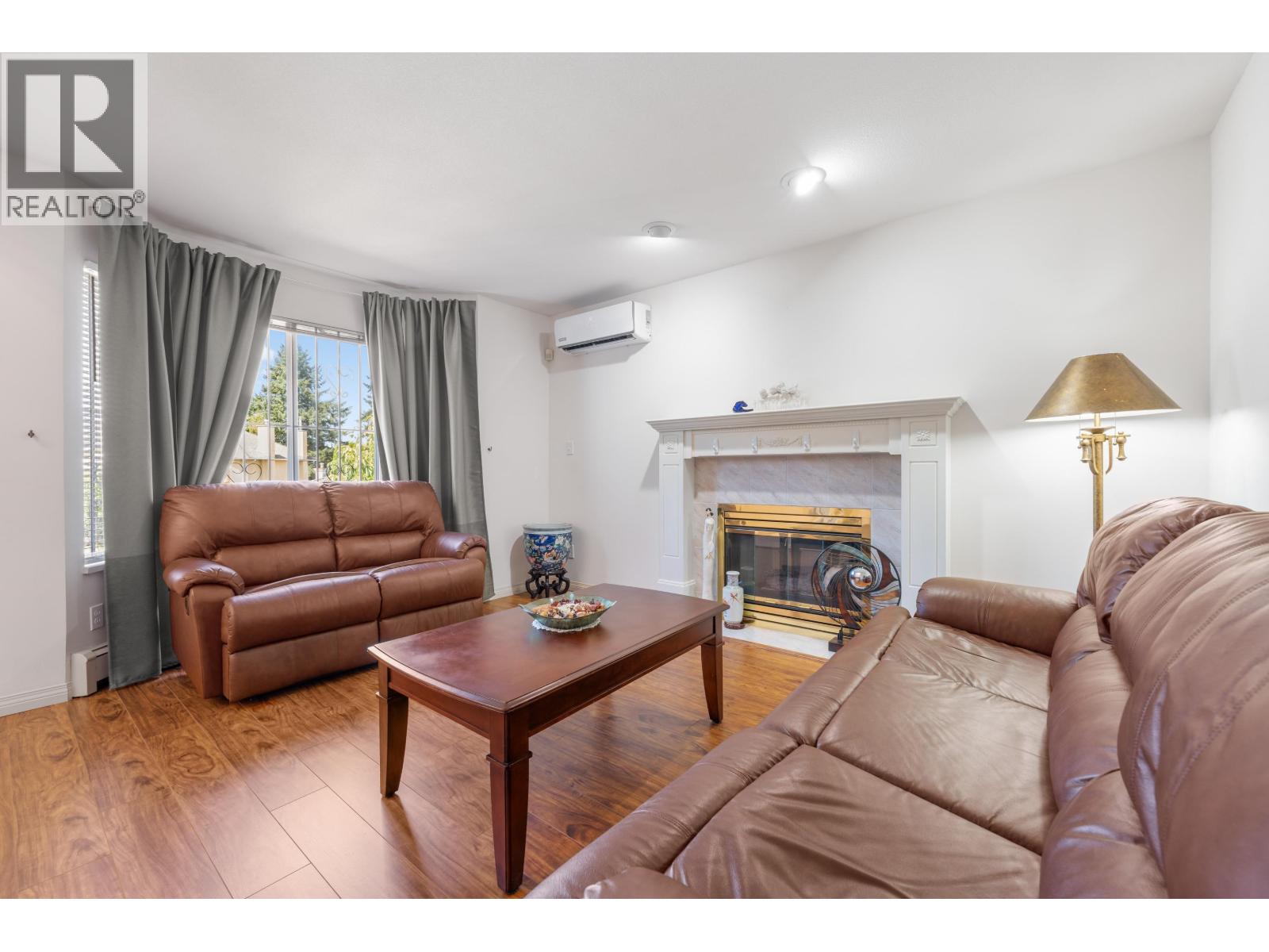 8948 Yarrow Place, Burnaby, British Columbia V3N 4W1 - Photo 4 - R3033435