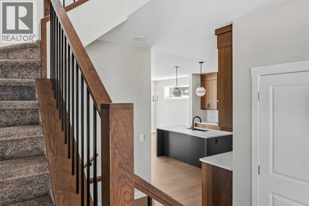 Property at 163 Chinook Winds Manor SW image 4