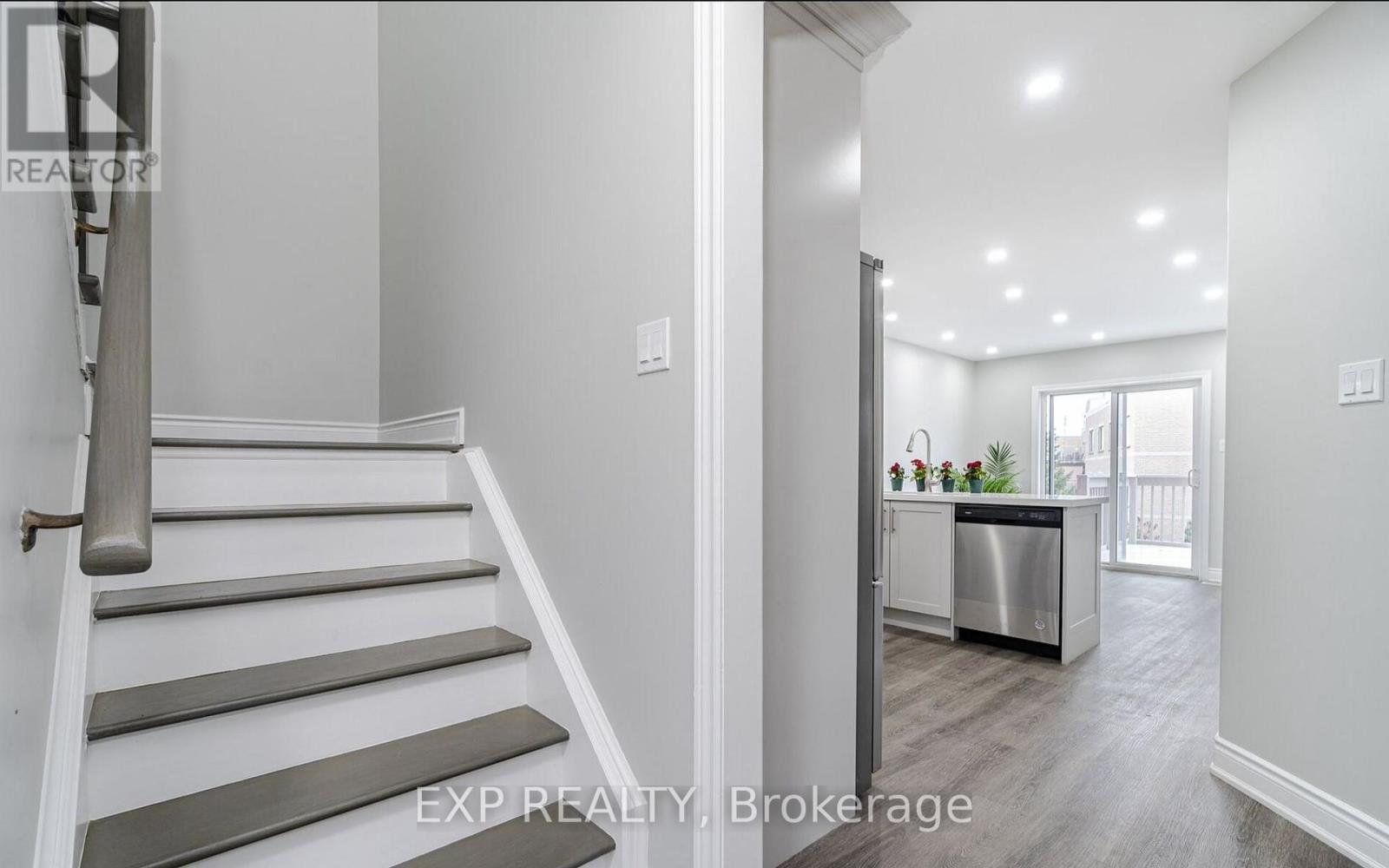 15 Lynn Street, Bradford West Gwillimbury, Ontario  L3Z 0B2 - Photo 19 - N12328870