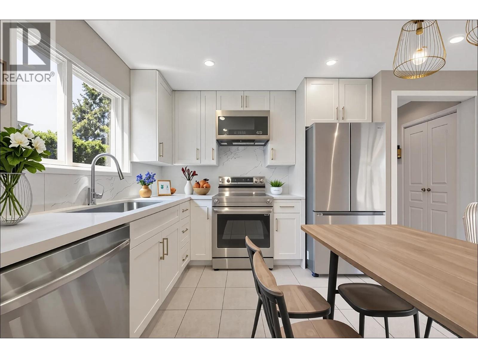 235 W 19th Street, North Vancouver, British Columbia  V7M 1X6 - Photo 6 - R3034450