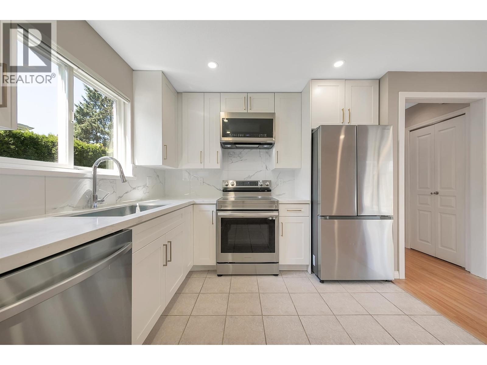 235 W 19th Street, North Vancouver, British Columbia  V7M 1X6 - Photo 7 - R3034450