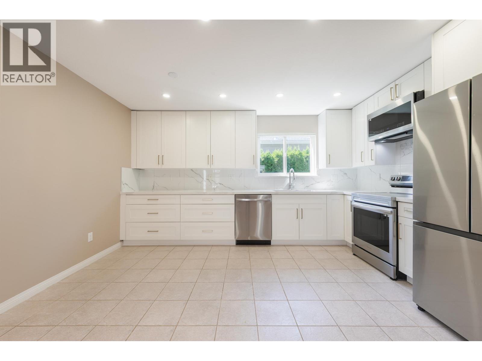 235 W 19th Street, North Vancouver, British Columbia  V7M 1X6 - Photo 9 - R3034450
