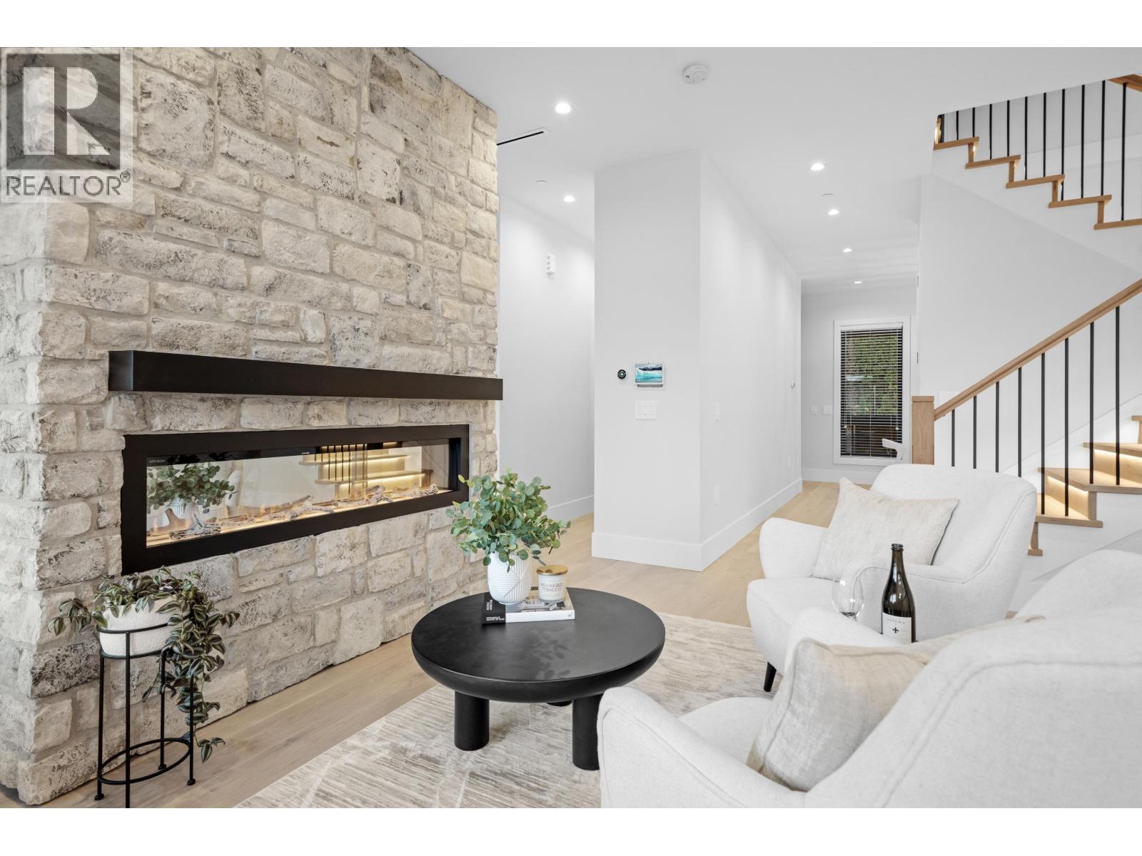 21996 Isaac Crescent, Maple Ridge, British Columbia  V2X 8N8 - Photo 4 - R3034462