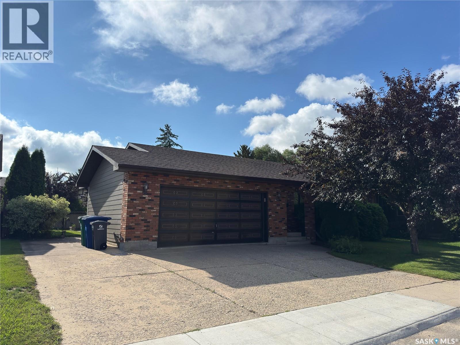 Property at 418 Emerald CRESCENT image 4