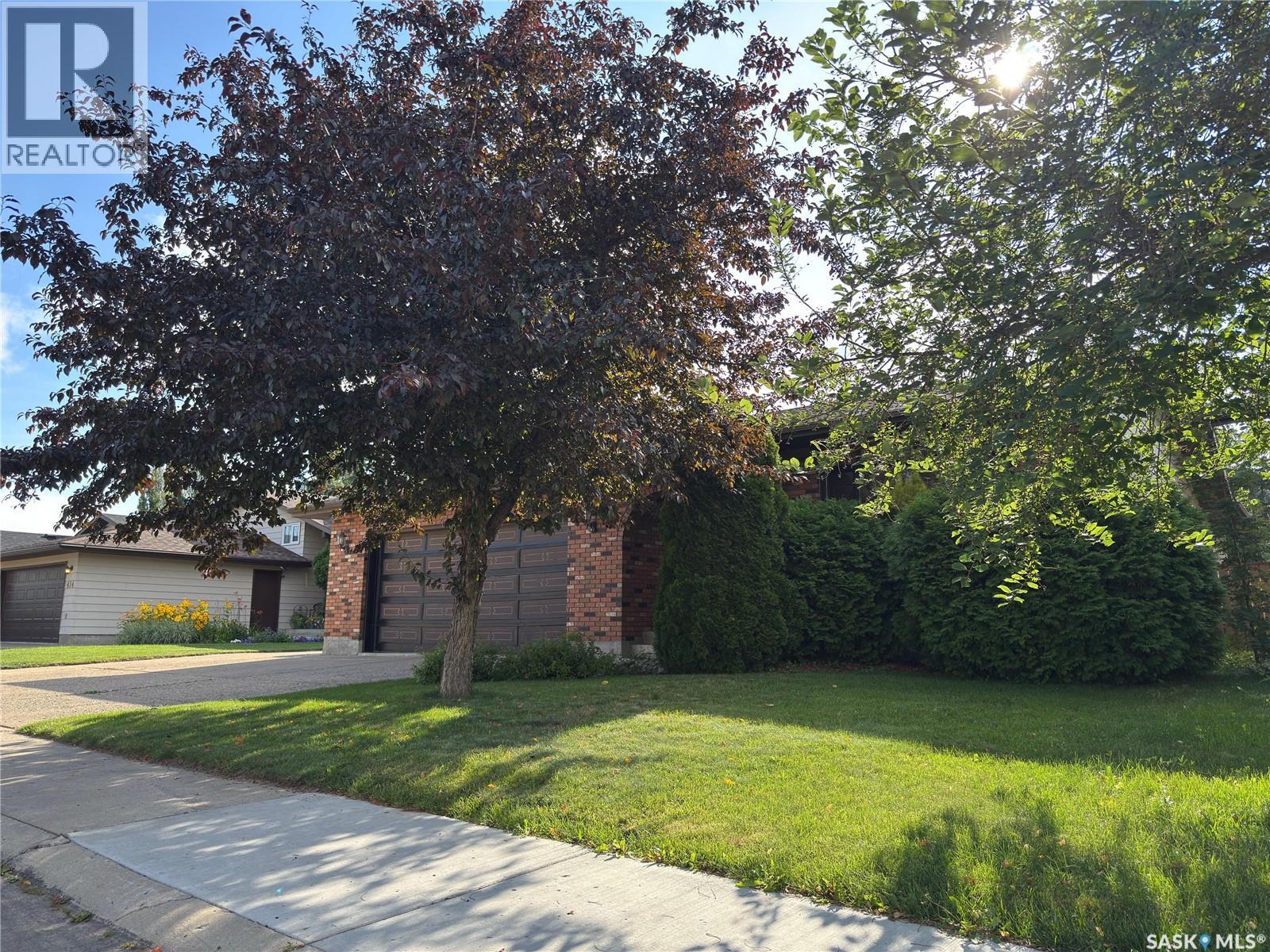 Property at 418 Emerald CRESCENT image 5