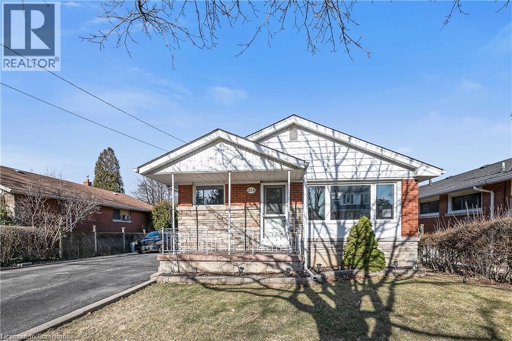 254 West 31st Street, Hamilton, Ontario  L9C 5G4 - Photo 1 - 40757828