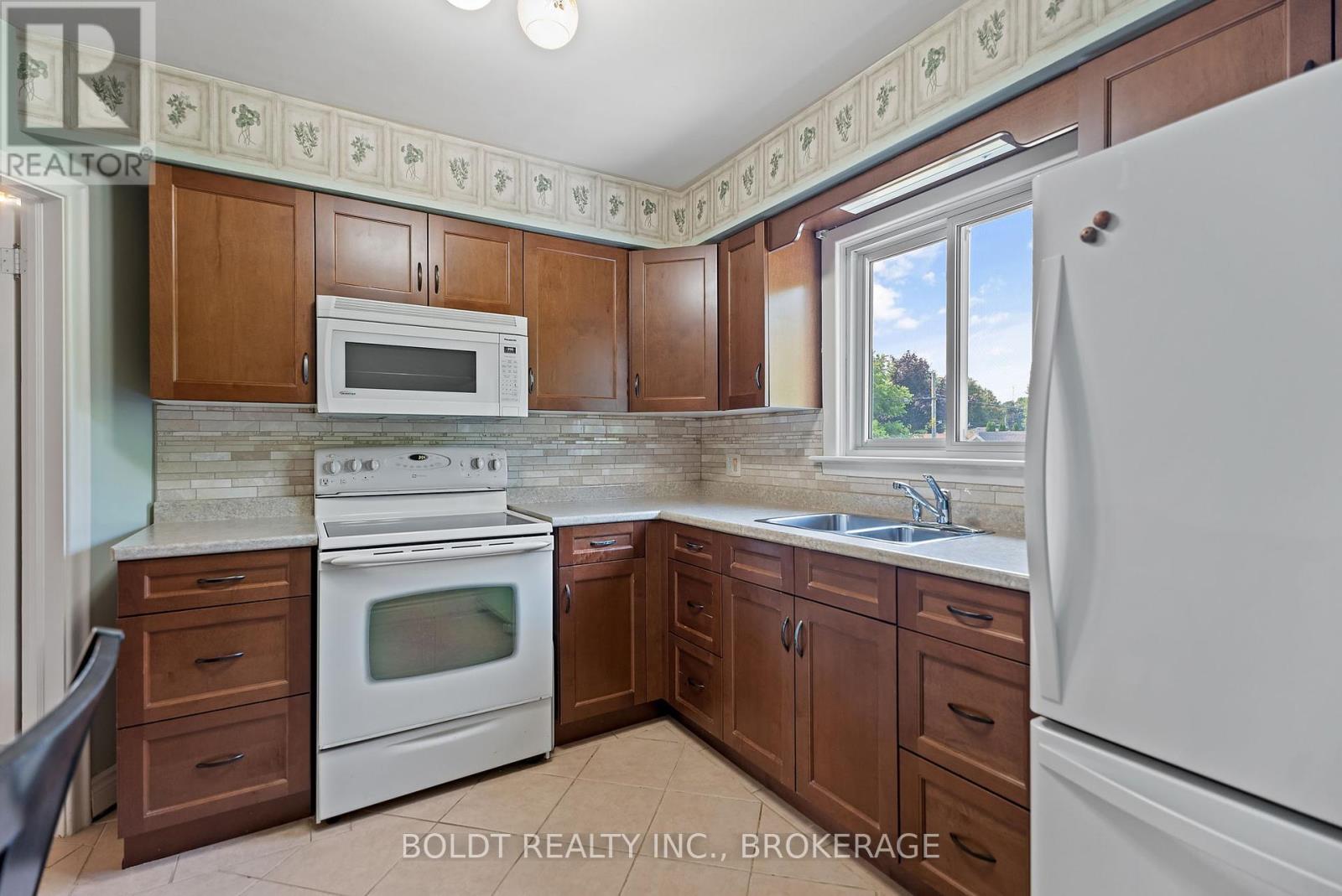 73 Dunkeld Avenue, St. Catharines, Ontario  L2M 4A8 - Photo 8 - X12329001