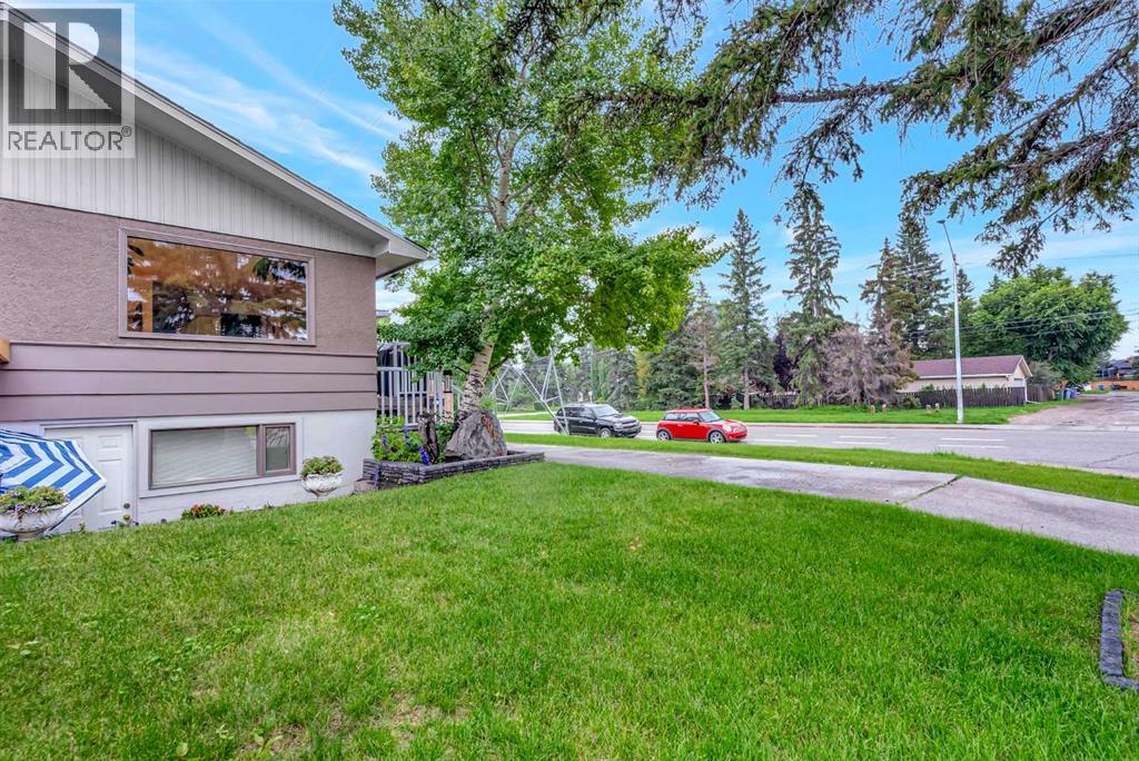 Property at 301 38 Street SW image 2