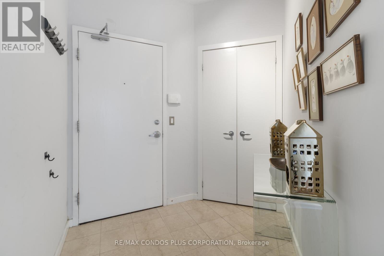 2302 - 218 Queens Quay W, Toronto (Waterfront Communities), Ontario  M5J 2Y6 - Photo 5 - C12283747