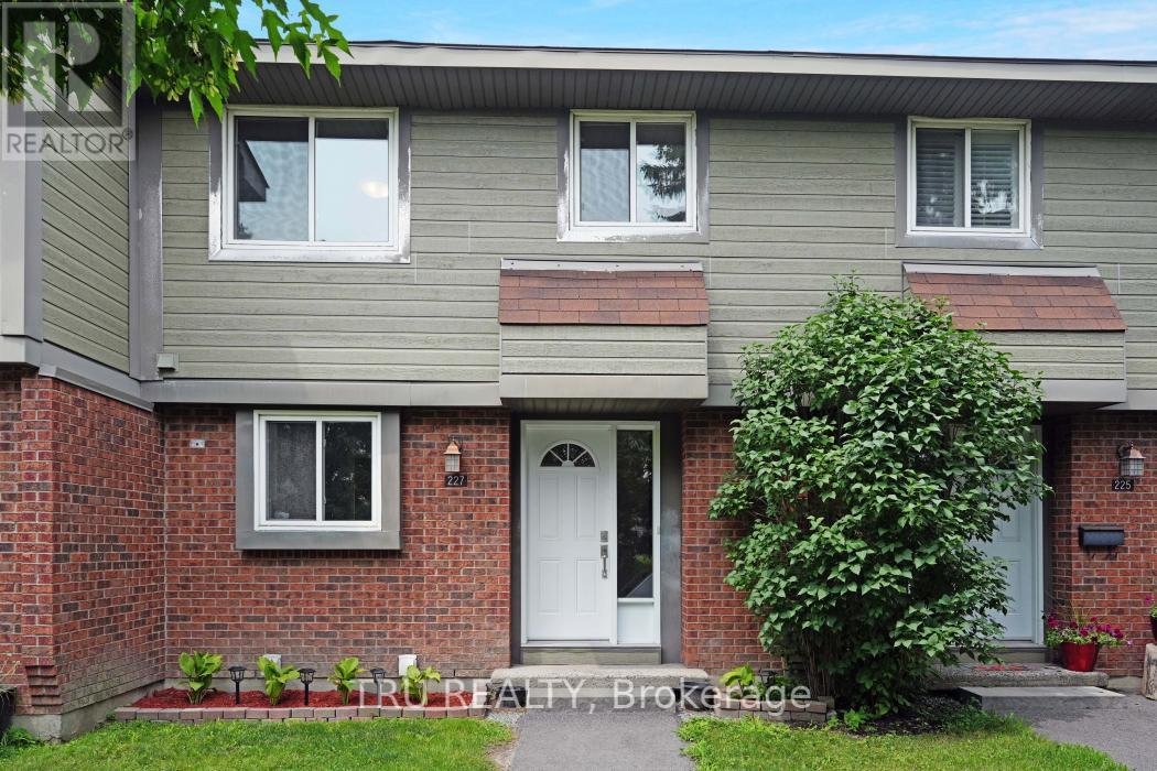 Property at 227 PICKFORD DRIVE image 2
