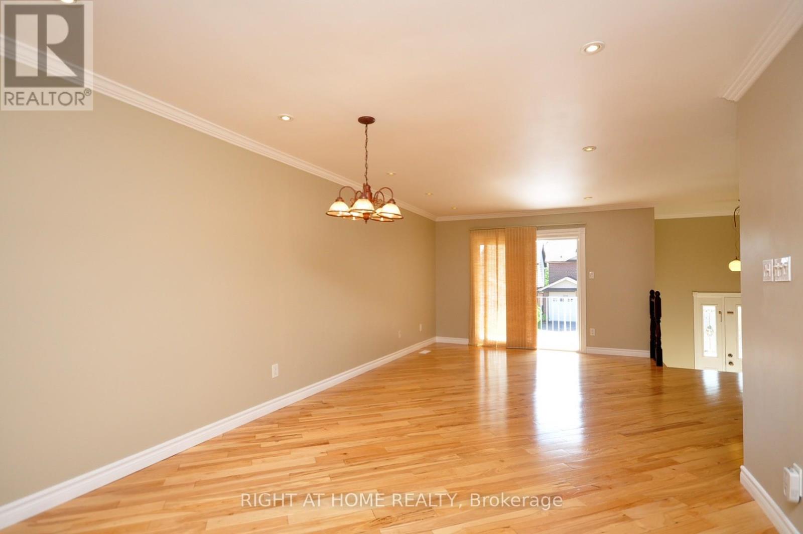 4165 Quaker Hill Drive, Mississauga, Ontario  L5C 3M2 - Photo 10 - W12329090