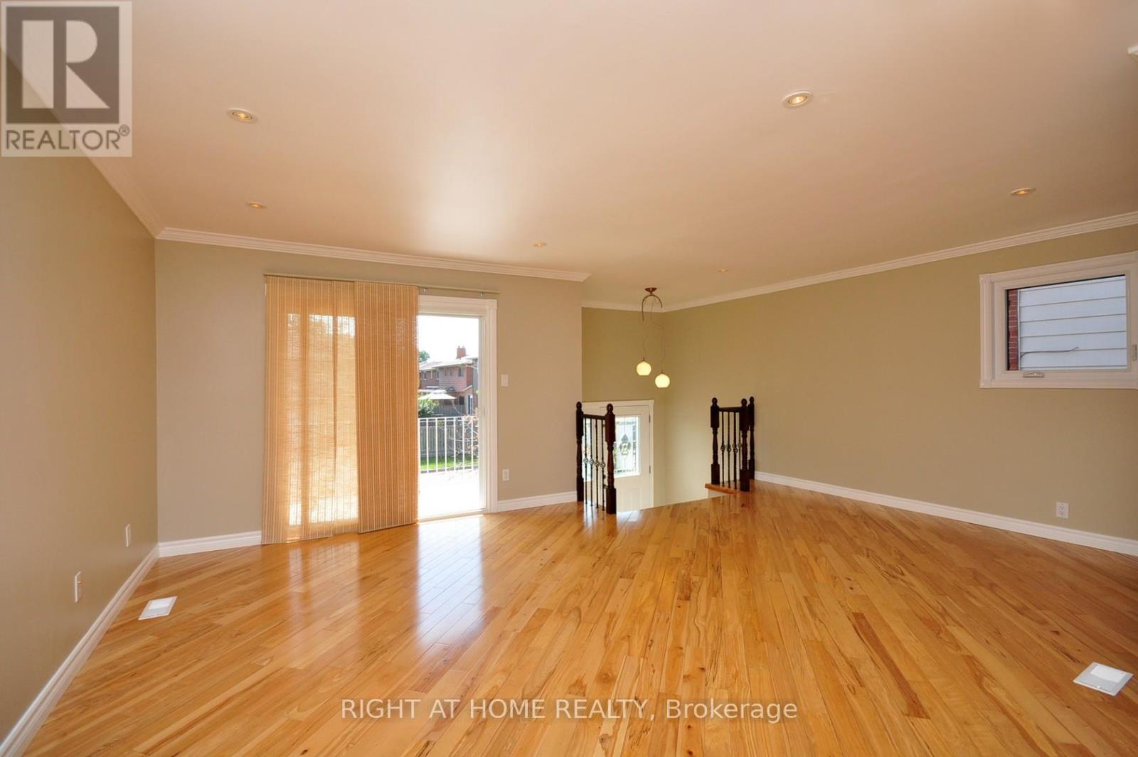 4165 Quaker Hill Drive, Mississauga, Ontario  L5C 3M2 - Photo 11 - W12329090
