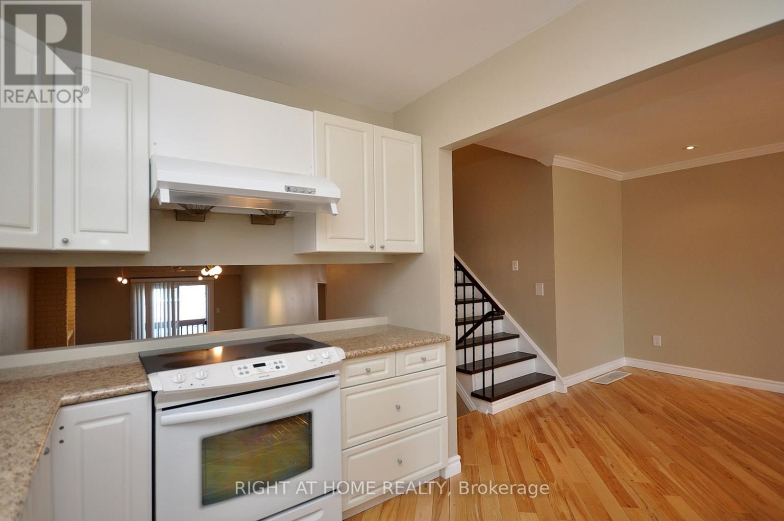 4165 Quaker Hill Drive, Mississauga, Ontario  L5C 3M2 - Photo 18 - W12329090