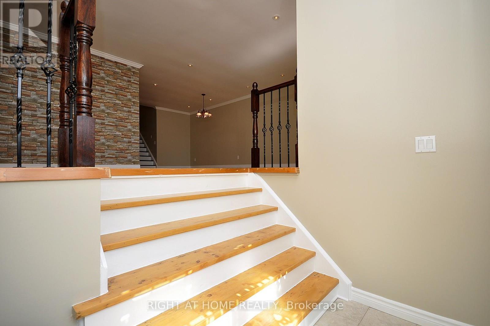 4165 Quaker Hill Drive, Mississauga, Ontario  L5C 3M2 - Photo 3 - W12329090