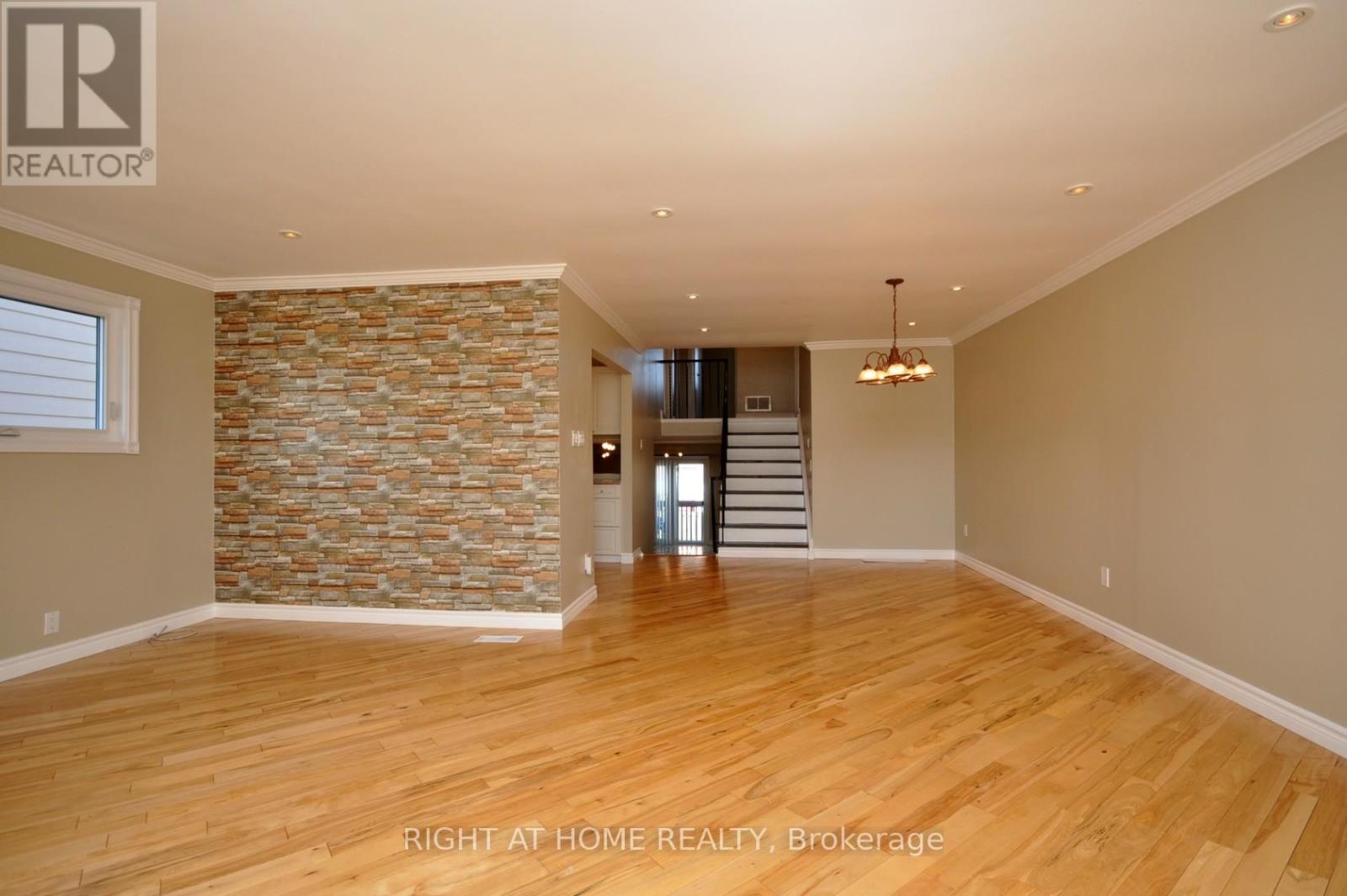 4165 Quaker Hill Drive, Mississauga, Ontario  L5C 3M2 - Photo 6 - W12329090