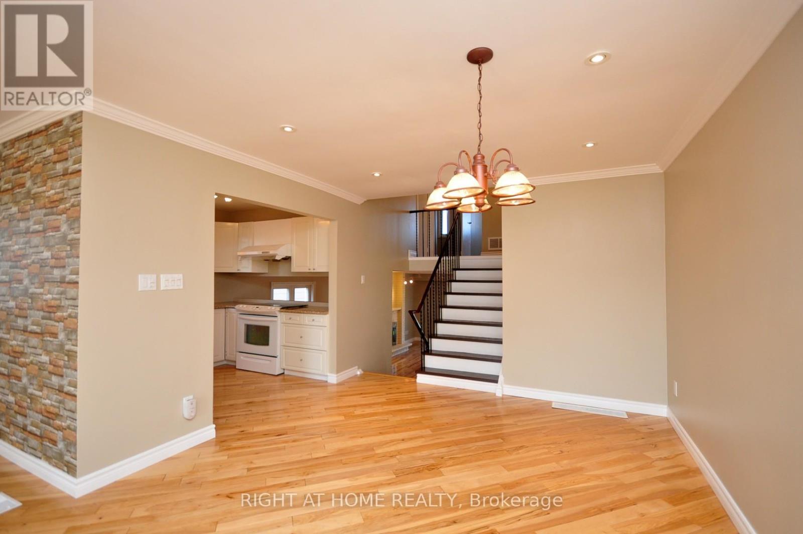 4165 Quaker Hill Drive, Mississauga, Ontario  L5C 3M2 - Photo 8 - W12329090