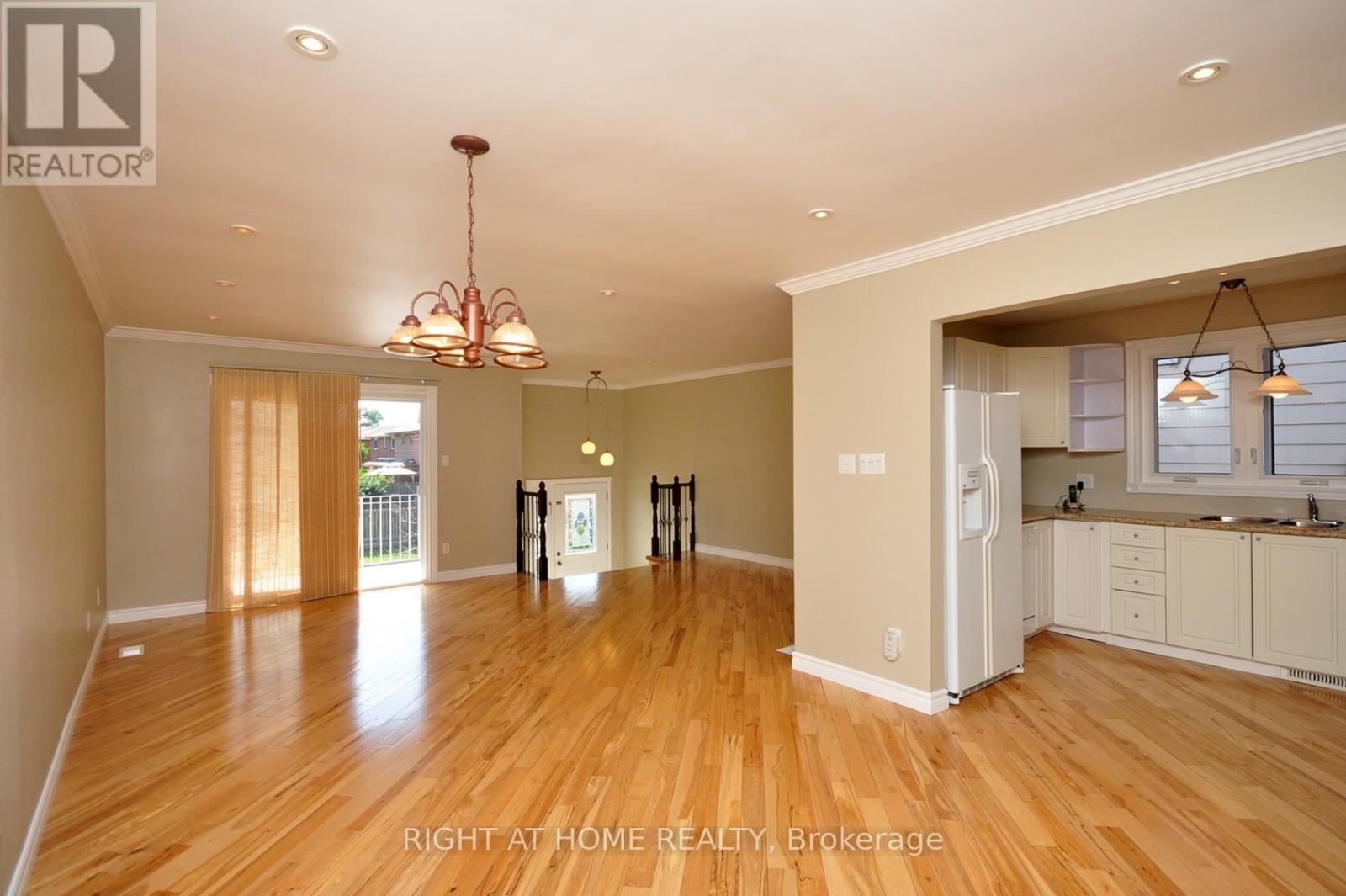 4165 Quaker Hill Drive, Mississauga, Ontario  L5C 3M2 - Photo 9 - W12329090