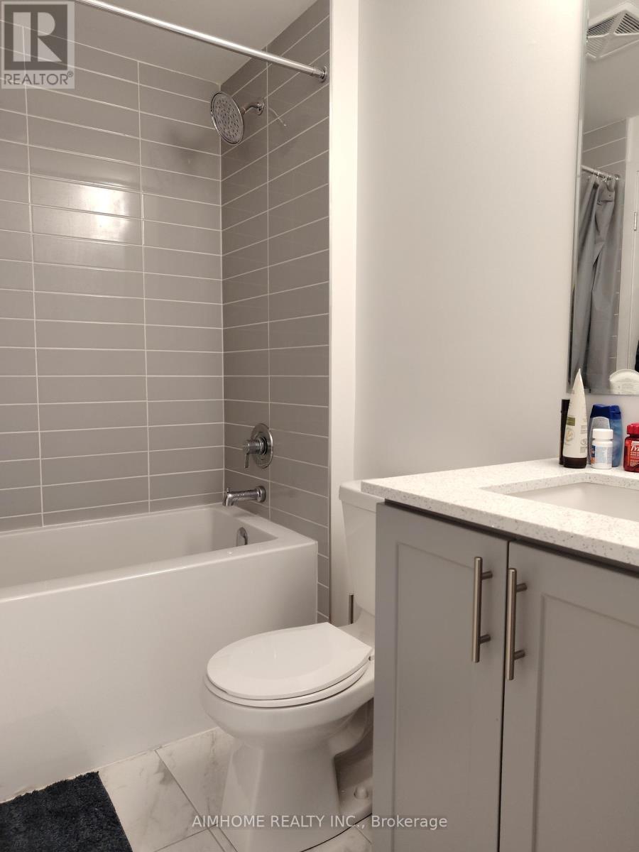20 Lytham Green Circle, Newmarket, Ontario  L3Y 0H4 - Photo 3 - N12318051