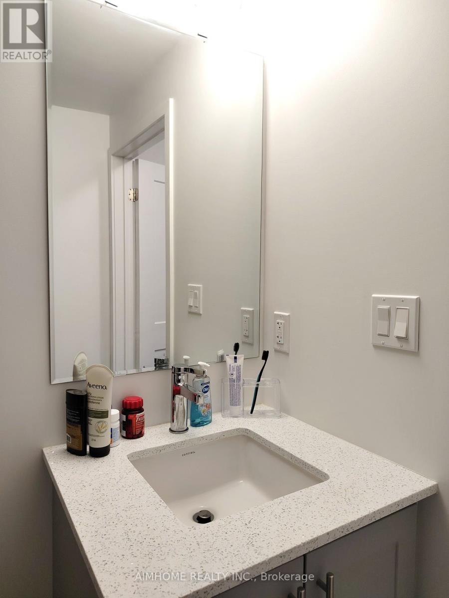 20 Lytham Green Circle, Newmarket, Ontario  L3Y 0H4 - Photo 4 - N12318051