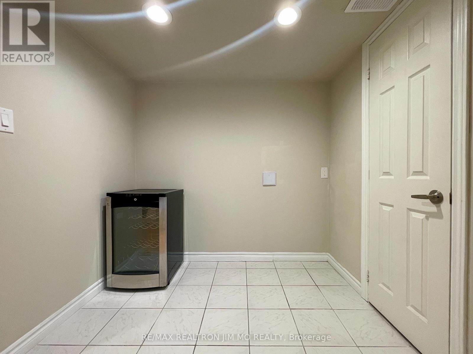 Lower - 5555 Lockengate Court, Mississauga, Ontario  L5R 3M8 - Photo 10 - W12329201
