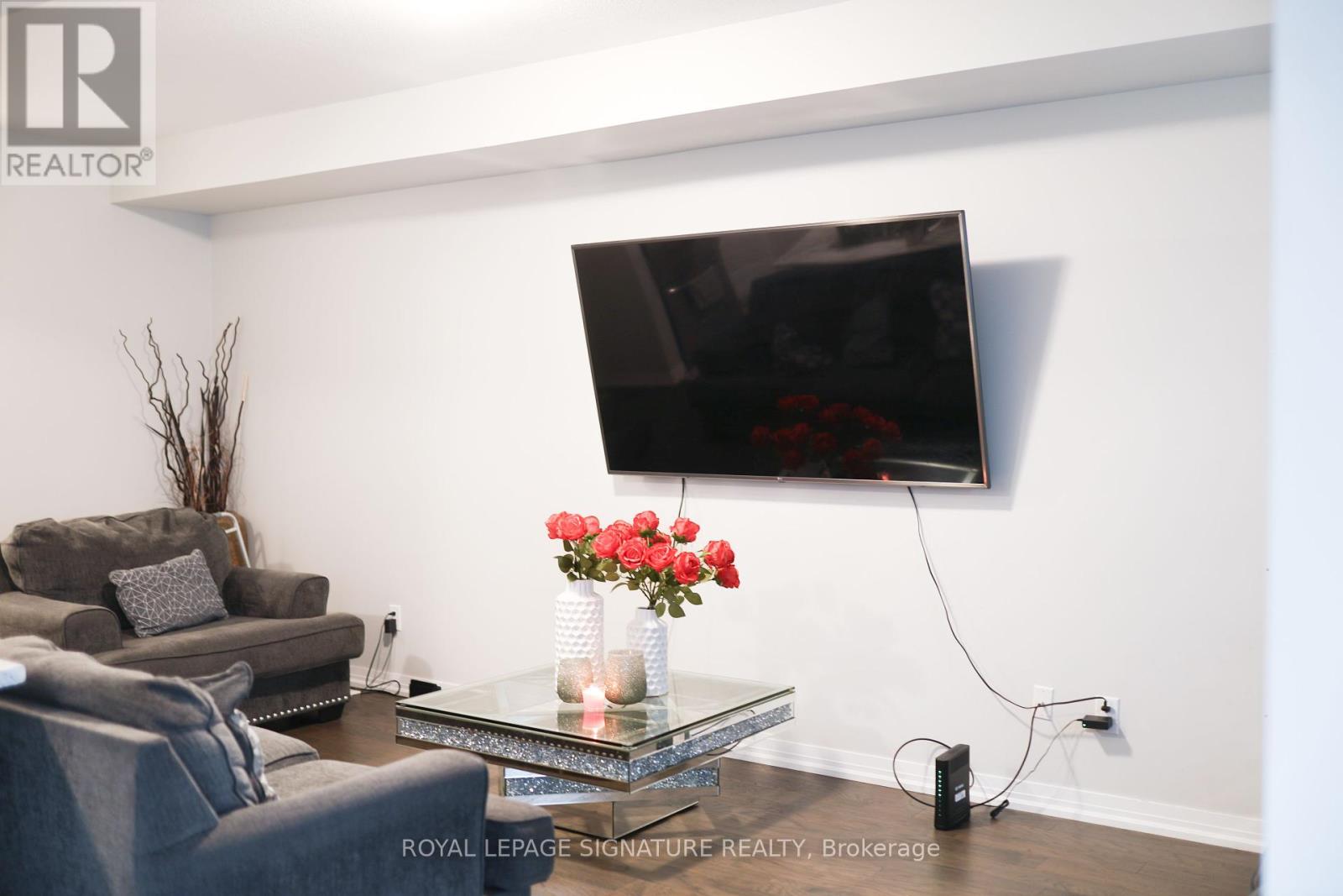 4885 Pettit Avenue, Niagara Falls, Ontario  L2E 0B7 - Photo 4 - X12326197