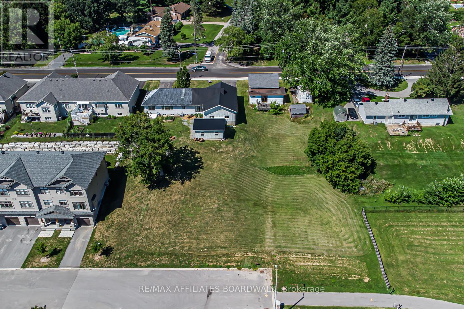 303-307 Donald B Munro Drive, Ottawa, Ontario  K0A 1L0 - Photo 3 - X12329276