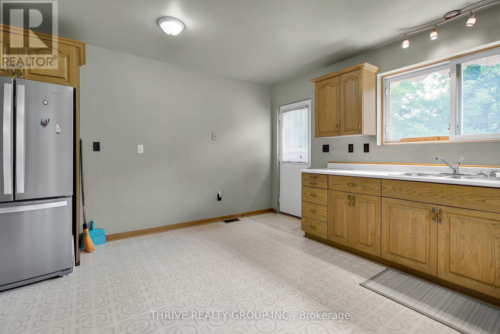 274 Station Street, North Middlesex, Ontario  N0M 2K0 - Photo 20 - X12329296