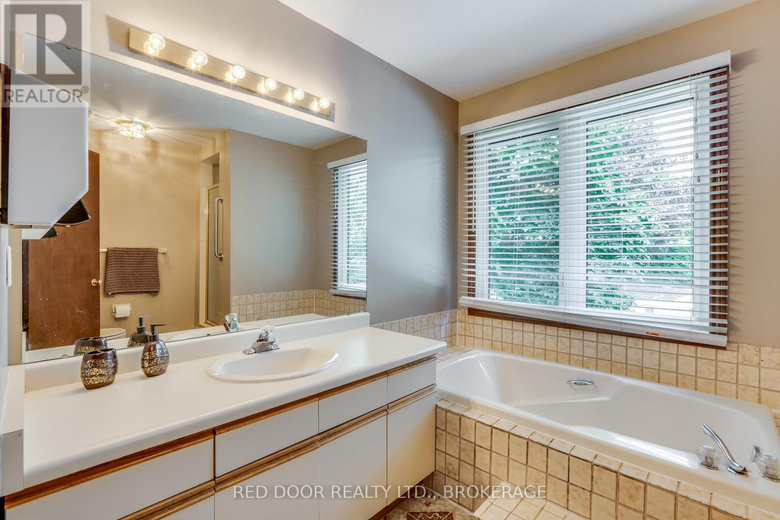 516 Jeffreybrook Drive, London North, Ontario  N5X 2S6 - Photo 32 - X12329304