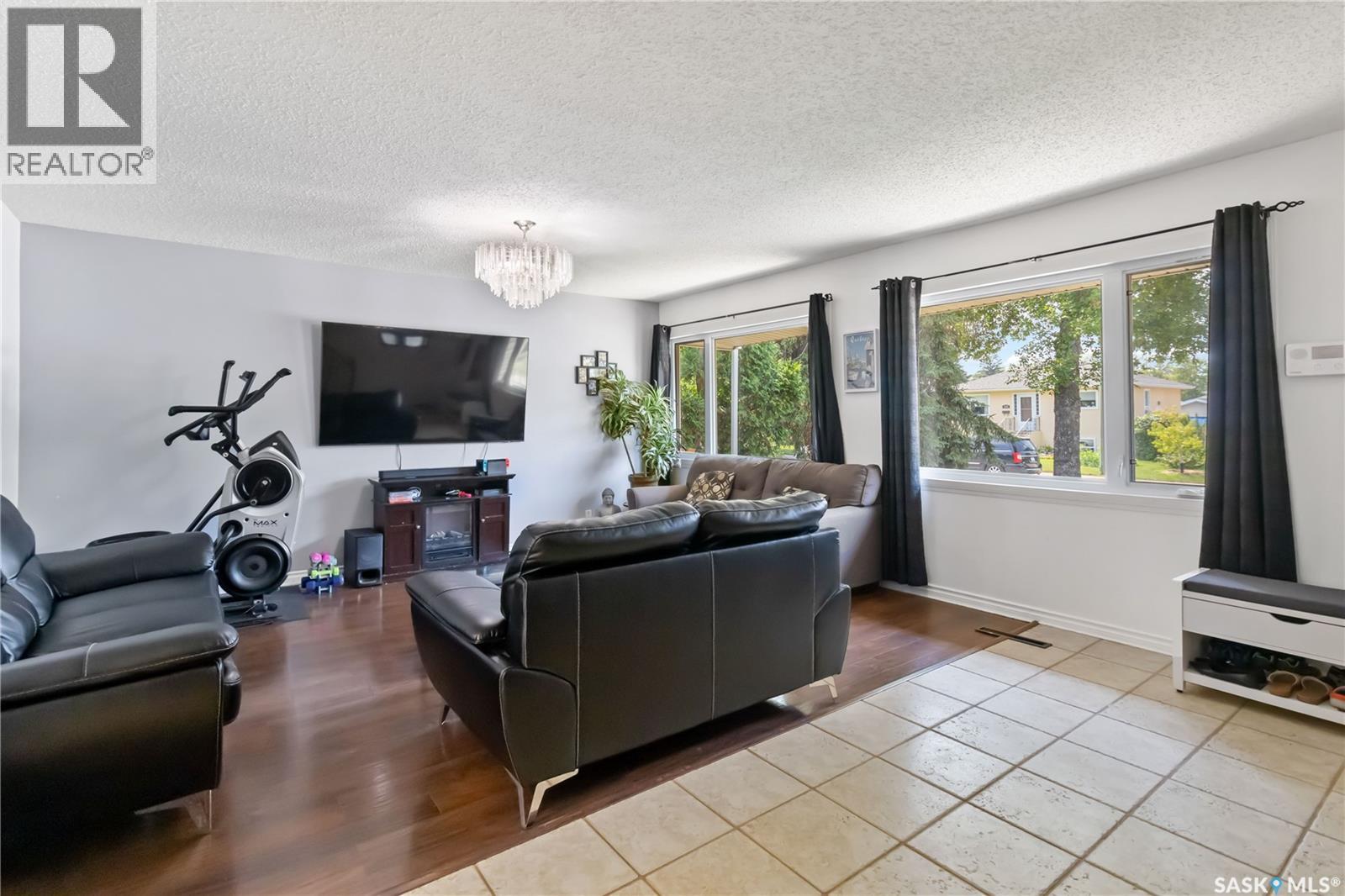 Property at 2009 William AVENUE image 4