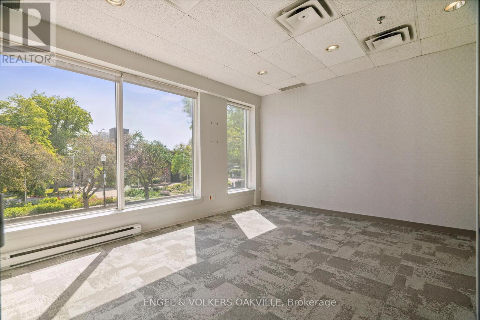 125 Lakeshore Road E, Oakville, Ontario  L6J 1H3 - Photo 20 - W12329319