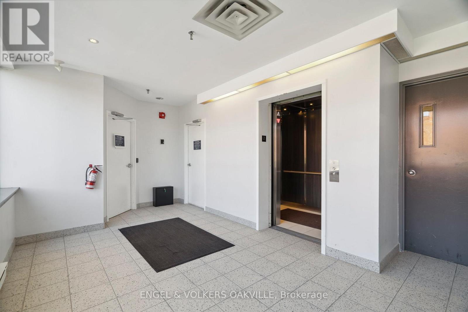 125 Lakeshore Road E, Oakville, Ontario  L6J 1H3 - Photo 42 - W12329319