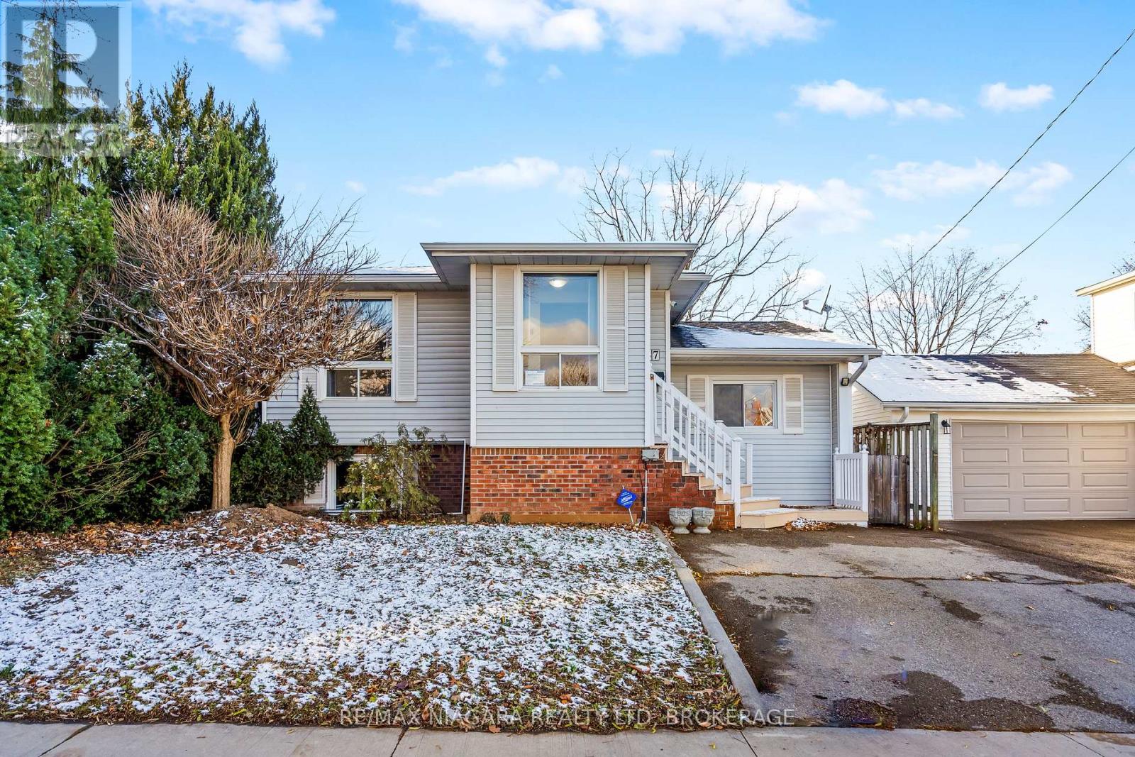 57 Lorne Street, St. Catharines, Ontario  L2P 3C5 - Photo 2 - X12329394