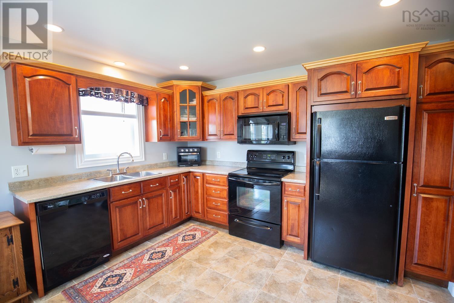 Property at 129 VILLAGE LINE Avenue image 3
