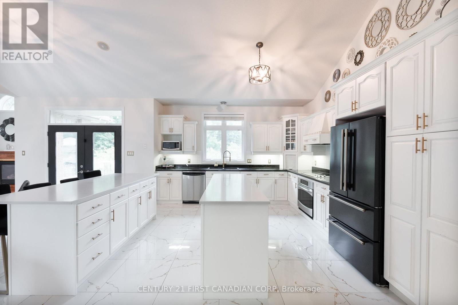 24677 Pioneer Line, West Elgin, Ontario  N0L 2P0 - Photo 10 - X12329462