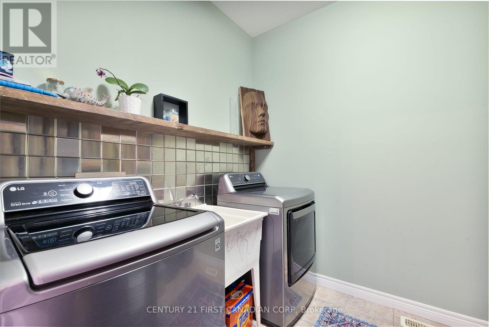 24677 Pioneer Line, West Elgin, Ontario  N0L 2P0 - Photo 18 - X12329462